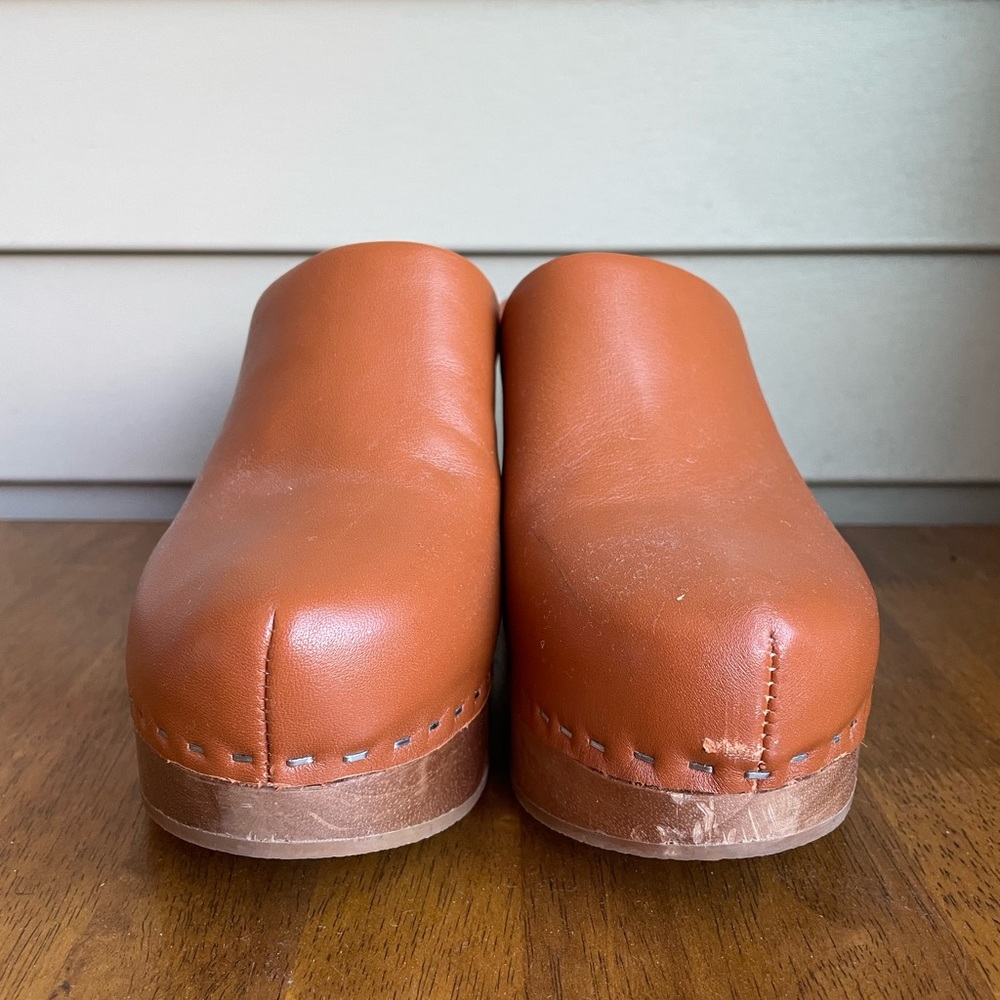 Charlotte Stone, Luggage color Clog’s.